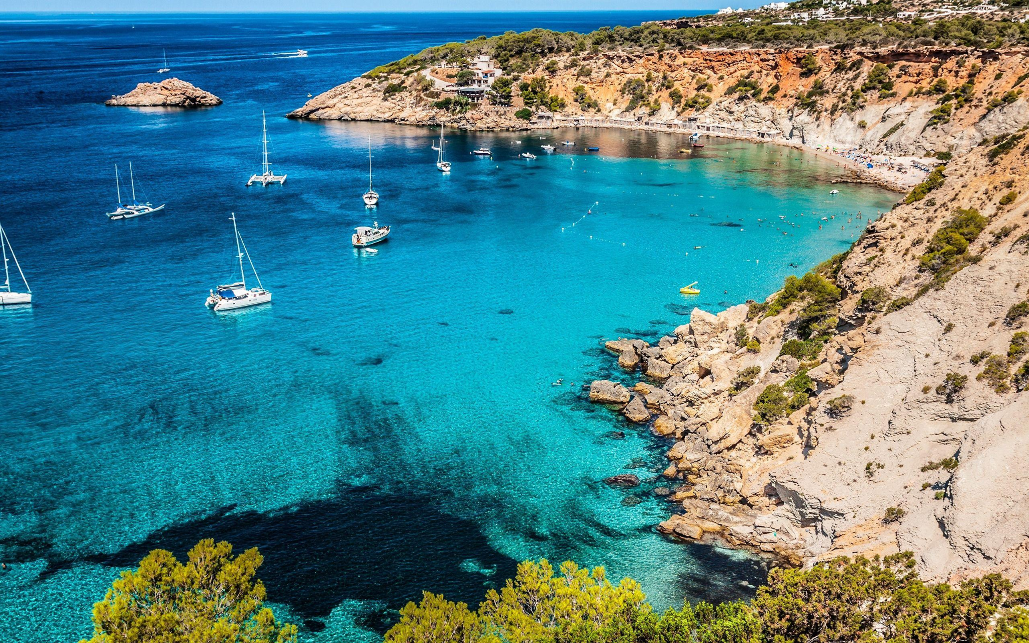 Cala de Ibiza con barcos y agua turquesa